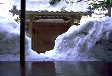 雪の中の門