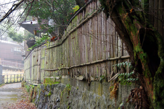 川沿いの塀の補修